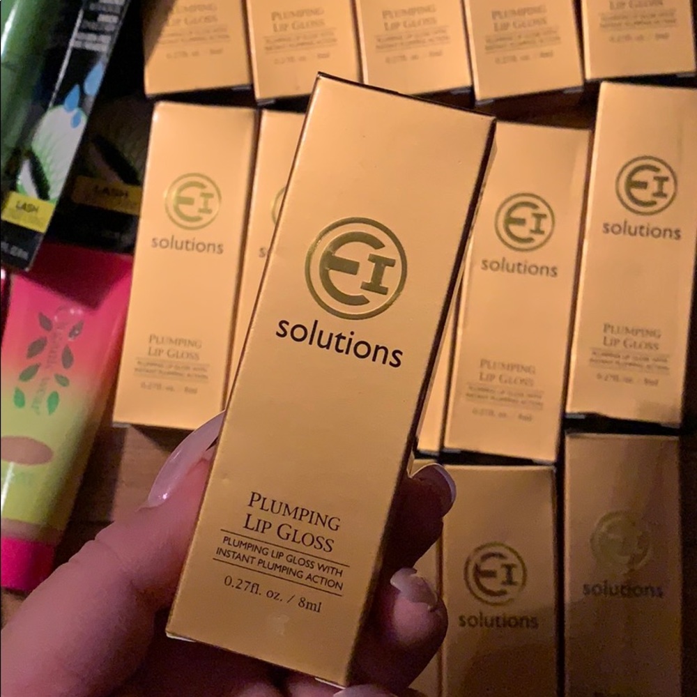 EI solutions plumping lip gloss ( Soft kisses )